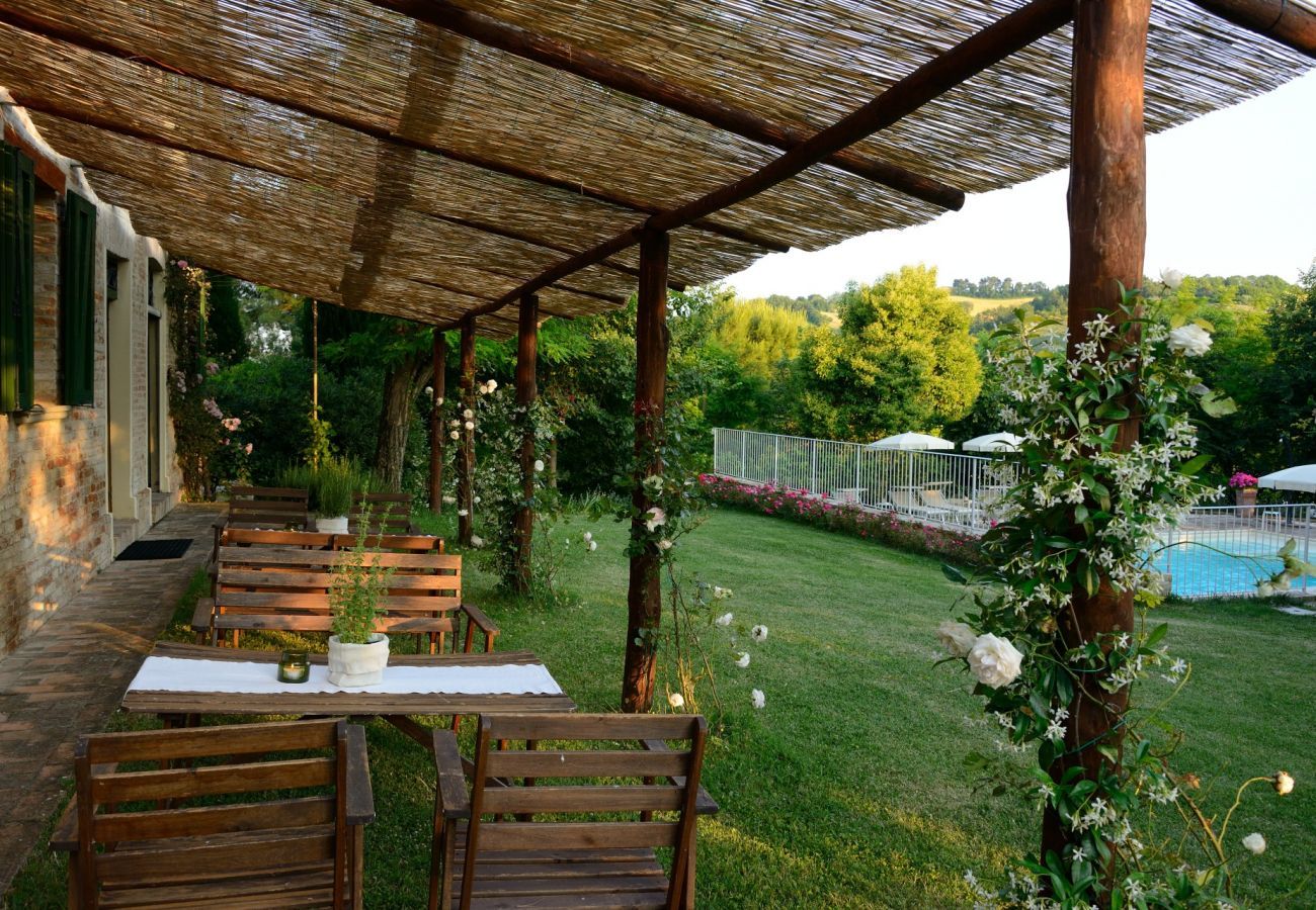 Antico Casolare is een unieke villa met privé zwembad en wijngaard in Le Marche, Italië. Ideaal voor grote groepen!