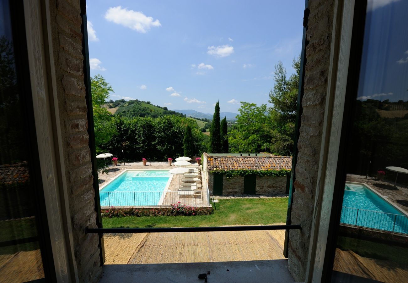 Antico Casolare is een unieke villa met privé zwembad en wijngaard in Le Marche, Italië. Ideaal voor grote groepen!