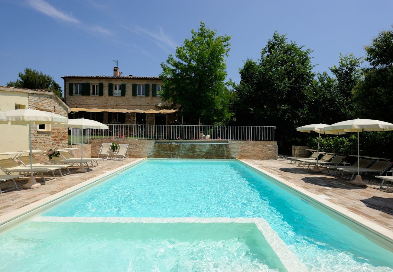 Antico Casolare is een unieke villa met privé zwembad en wijngaard in Le Marche, Italië. Ideaal voor grote groepen!