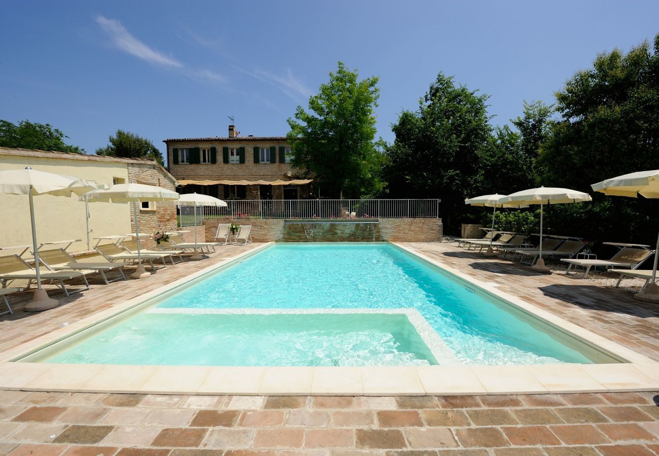 Antico Casolare is een unieke villa met privé zwembad en wijngaard in Le Marche, Italië. Ideaal voor grote groepen!