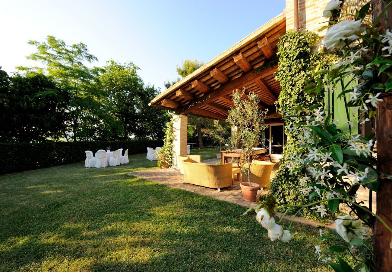 Antico Casolare is een unieke villa met privé zwembad en wijngaard in Le Marche, Italië. Ideaal voor grote groepen!