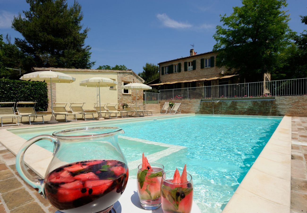 Antico Casolare is een unieke villa met privé zwembad en wijngaard in Le Marche, Italië. Ideaal voor grote groepen!