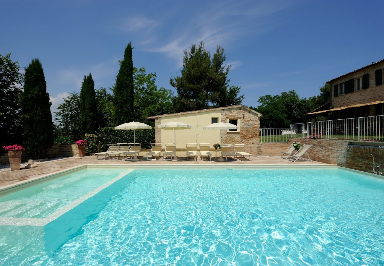 Antico Casolare is een unieke villa met privé zwembad en wijngaard in Le Marche, Italië. Ideaal voor grote groepen!
