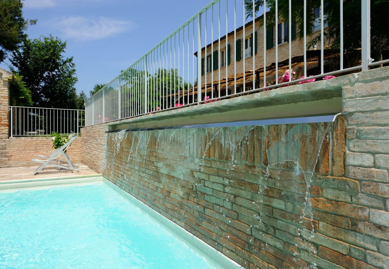 Antico Casolare is een unieke villa met privé zwembad en wijngaard in Le Marche, Italië. Ideaal voor grote groepen!