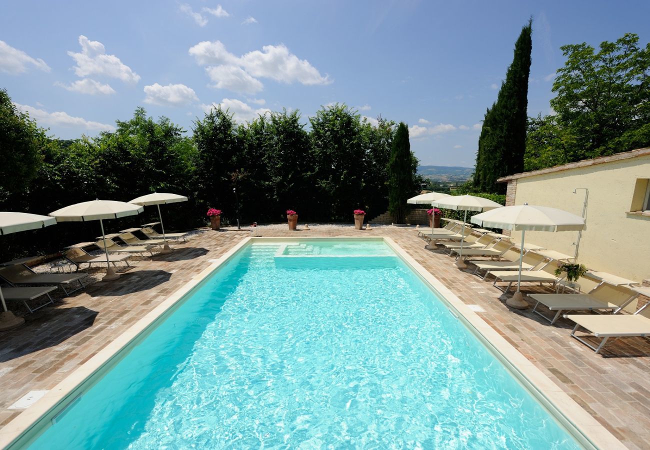 Antico Casolare is een unieke villa met privé zwembad en wijngaard in Le Marche, Italië. Ideaal voor grote groepen!