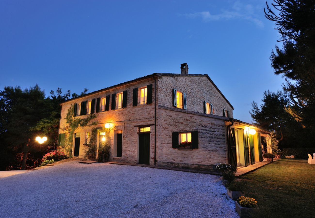 Antico Casolare is een unieke villa met privé zwembad en wijngaard in Le Marche, Italië. Ideaal voor grote groepen!