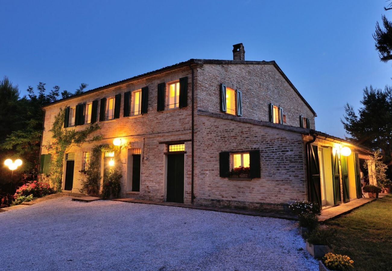 Antico Casolare is een unieke villa met privé zwembad en wijngaard in Le Marche, Italië. Ideaal voor grote groepen!