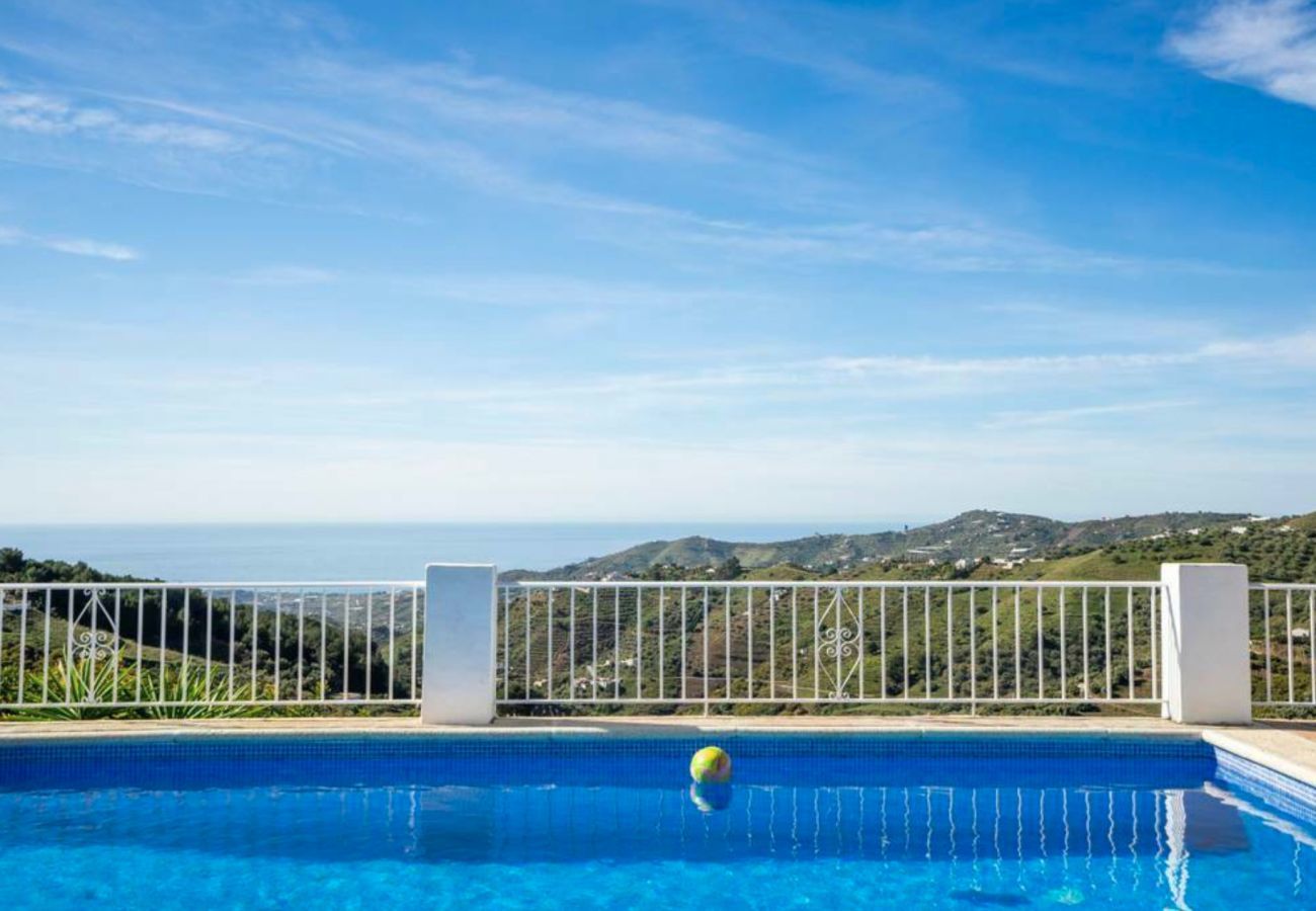 Mooie finca met panoramisch uitzicht en privé zwembad. Vlakbij het pittoreske Frigiliana.