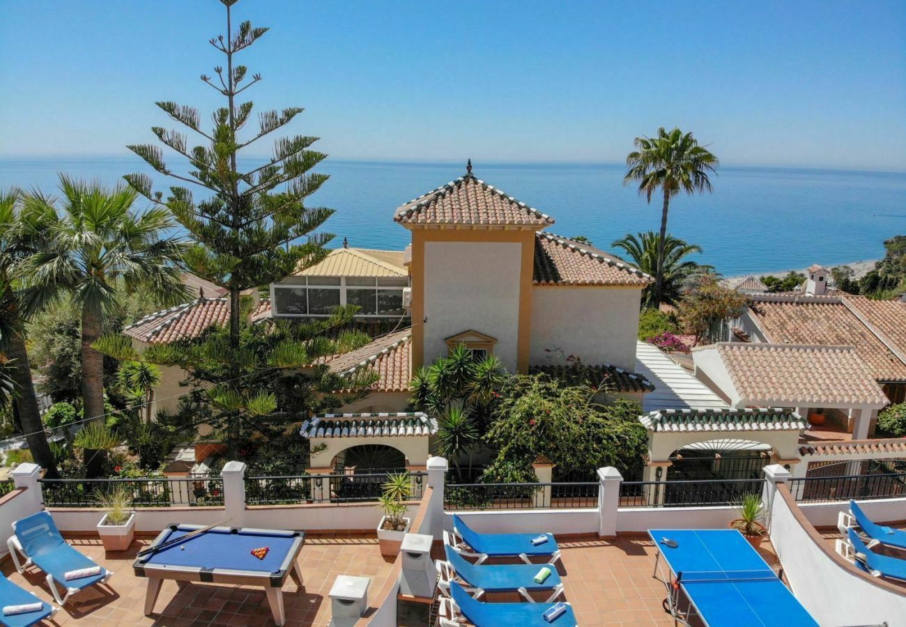 Villa Burriana Vista Mar is een half-vrijstaand huis met privé zwembad in Nerja, Andalusië