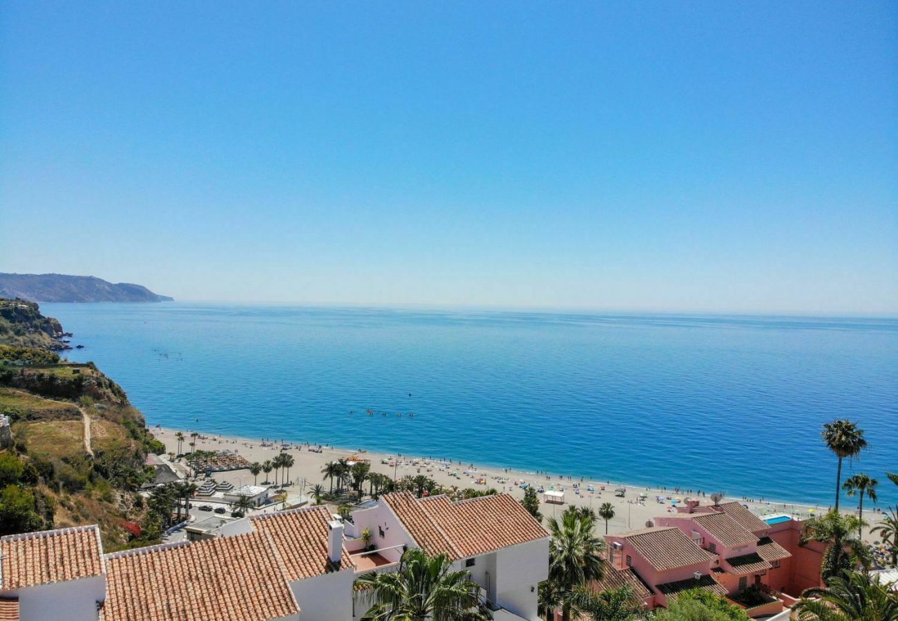 Villa Burriana Vista Mar is een half-vrijstaand huis met privé zwembad in Nerja, Andalusië