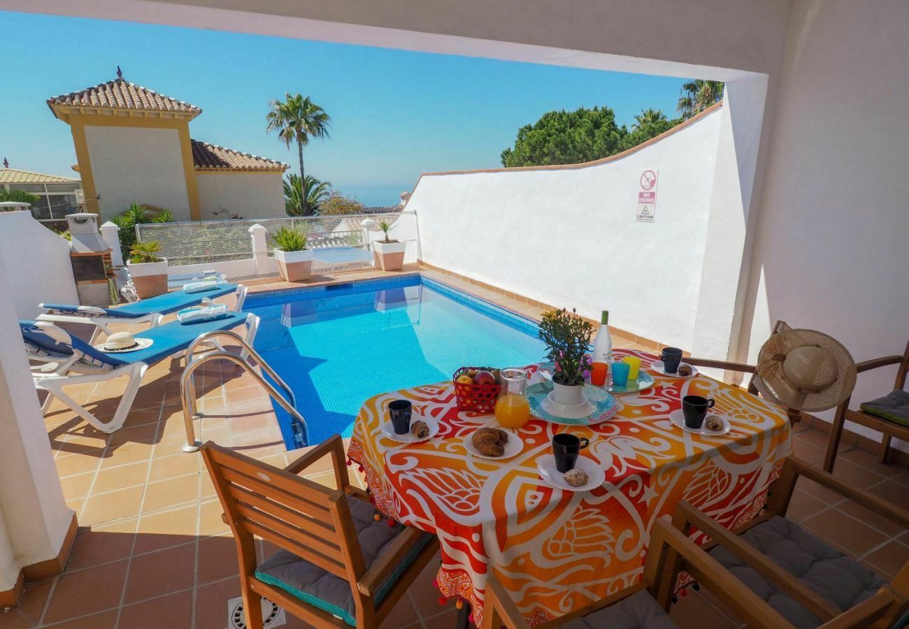 Villa Burriana Vista Mar is een half-vrijstaand huis met privé zwembad in Nerja, Andalusië