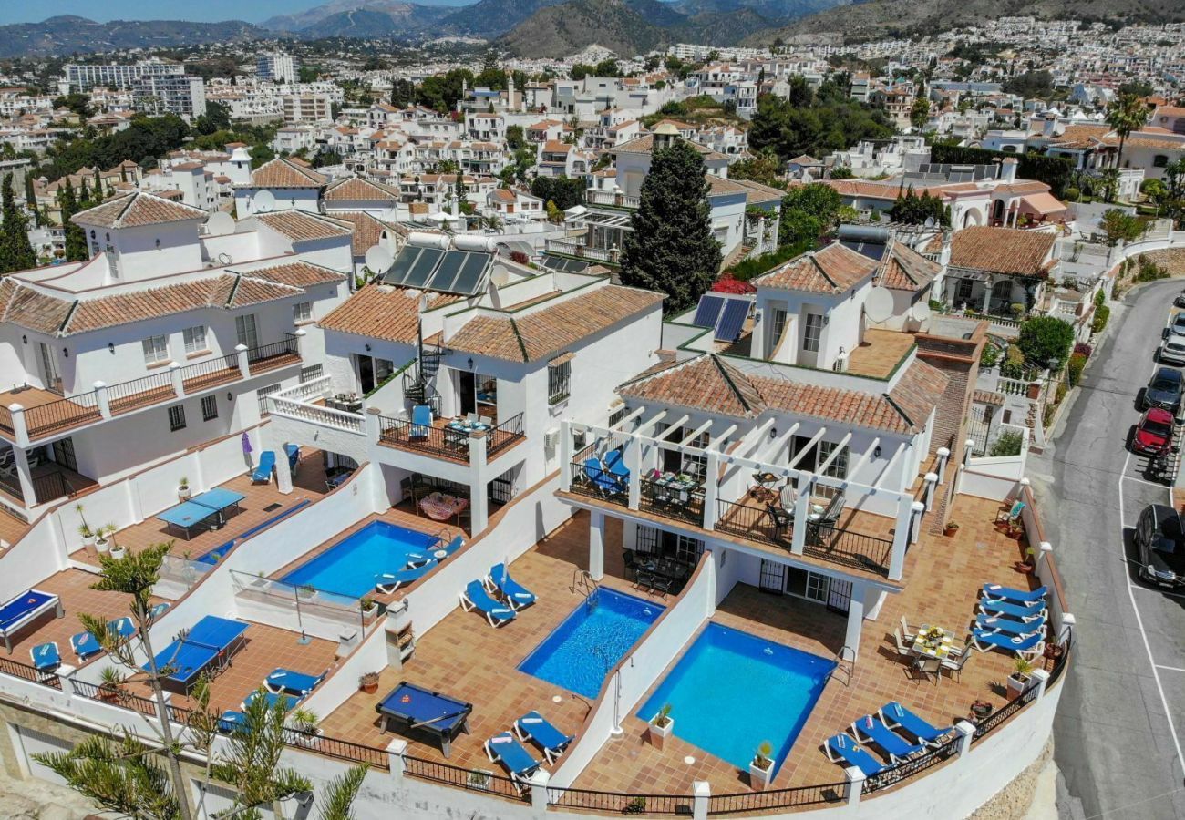 Villa Burriana Vista Mar is een half-vrijstaand huis met privé zwembad in Nerja, Andalusië