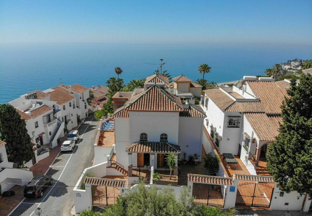 Villa Burriana Vista Mar is een half-vrijstaand huis met privé zwembad in Nerja, Andalusië