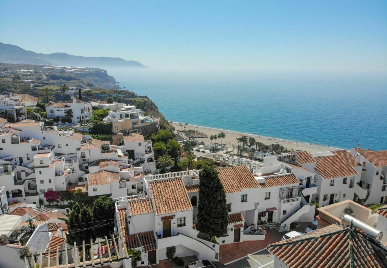 Villa Burriana Vista Mar is een half-vrijstaand huis met privé zwembad in Nerja, Andalusië