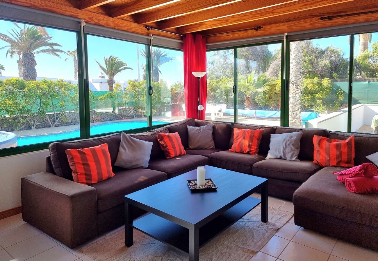 Villa Elsa ligt op loopafstand van de haven van Playa Blanca en is perfect for families. Tuin met fijne terassen