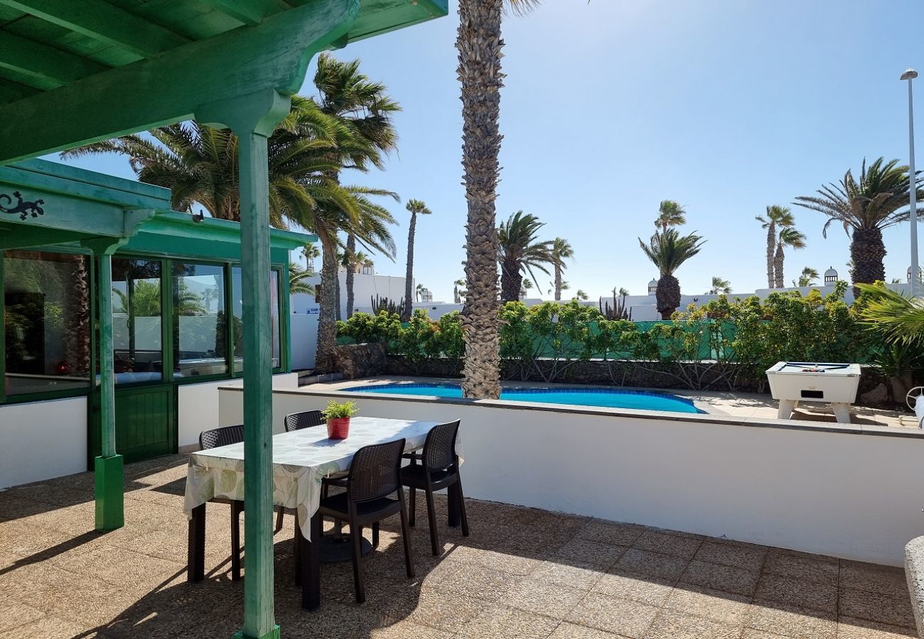 Villa Elsa ligt op loopafstand van de haven van Playa Blanca en is perfect for families. Tuin met fijne terassen