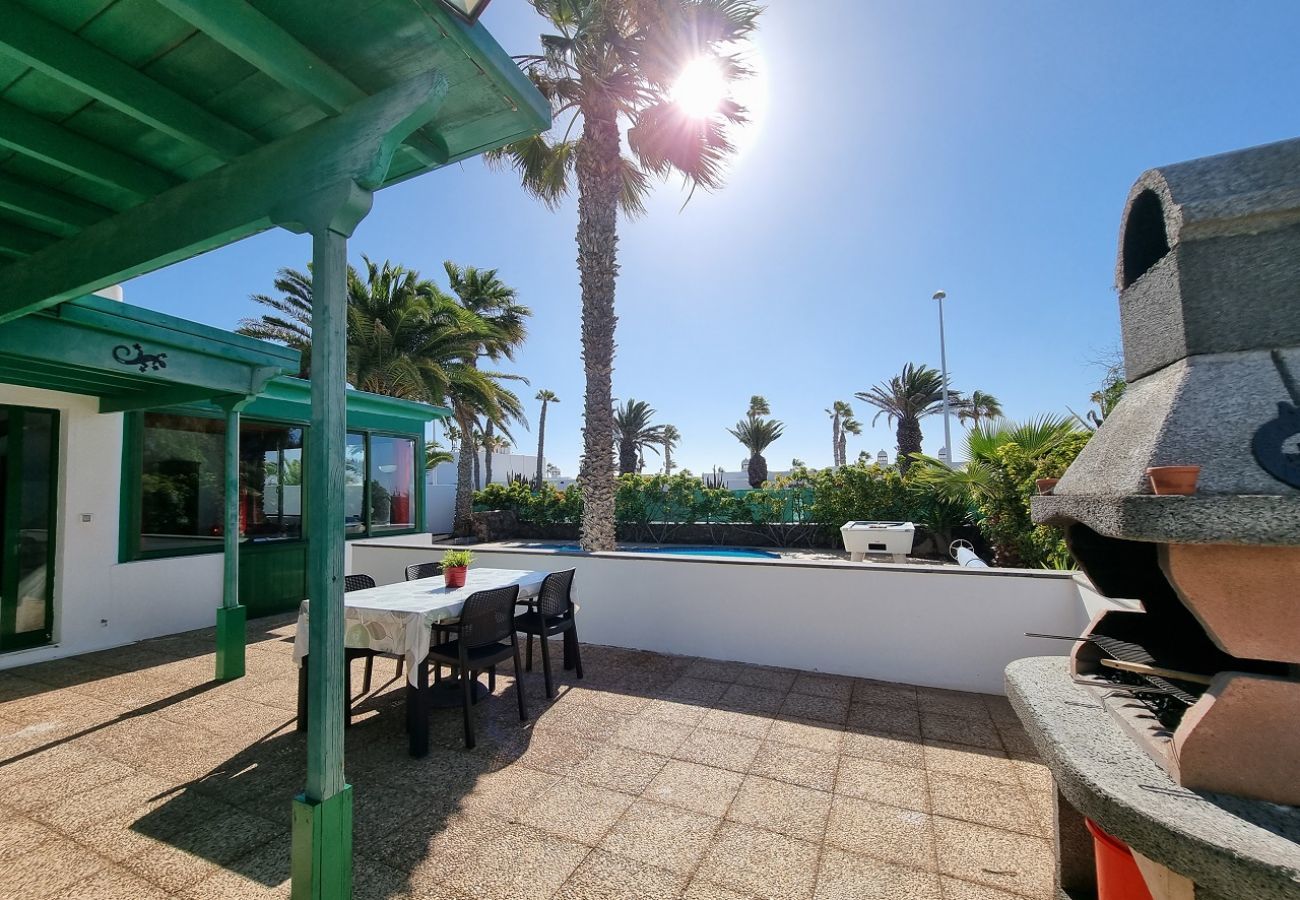 Villa Elsa ligt op loopafstand van de haven van Playa Blanca en is perfect for families. Tuin met fijne terassen