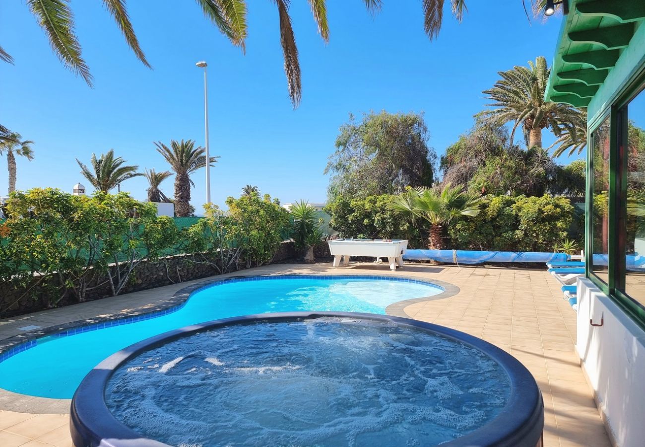 Villa Elsa ligt op loopafstand van de haven van Playa Blanca en is perfect for families. Tuin met fijne terassen