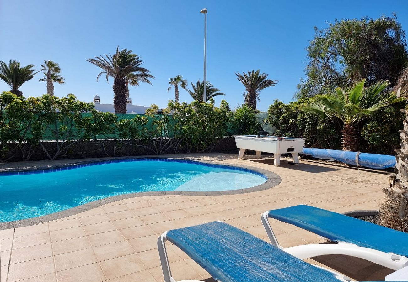 Villa Elsa ligt op loopafstand van de haven van Playa Blanca en is perfect for families. Tuin met fijne terassen