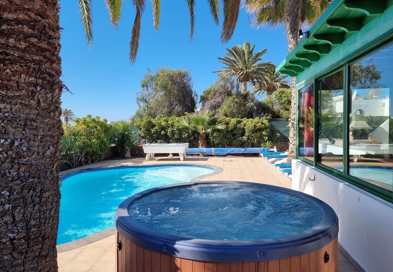 Villa Elsa ligt op loopafstand van de haven van Playa Blanca en is perfect for families. Tuin met fijne terassen