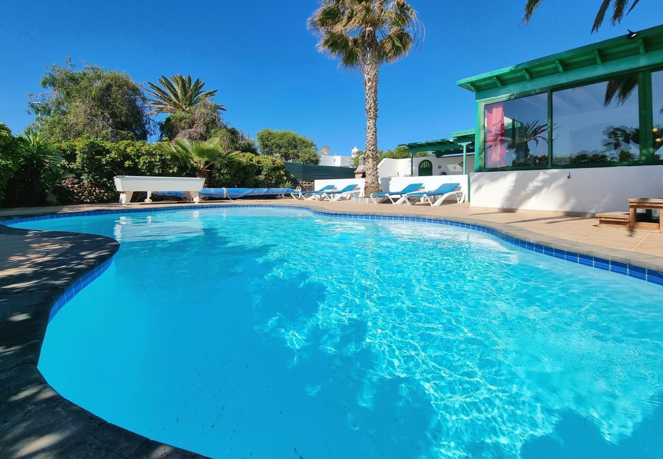 Villa Elsa ligt op loopafstand van de haven van Playa Blanca en is perfect for families. Tuin met fijne terassen