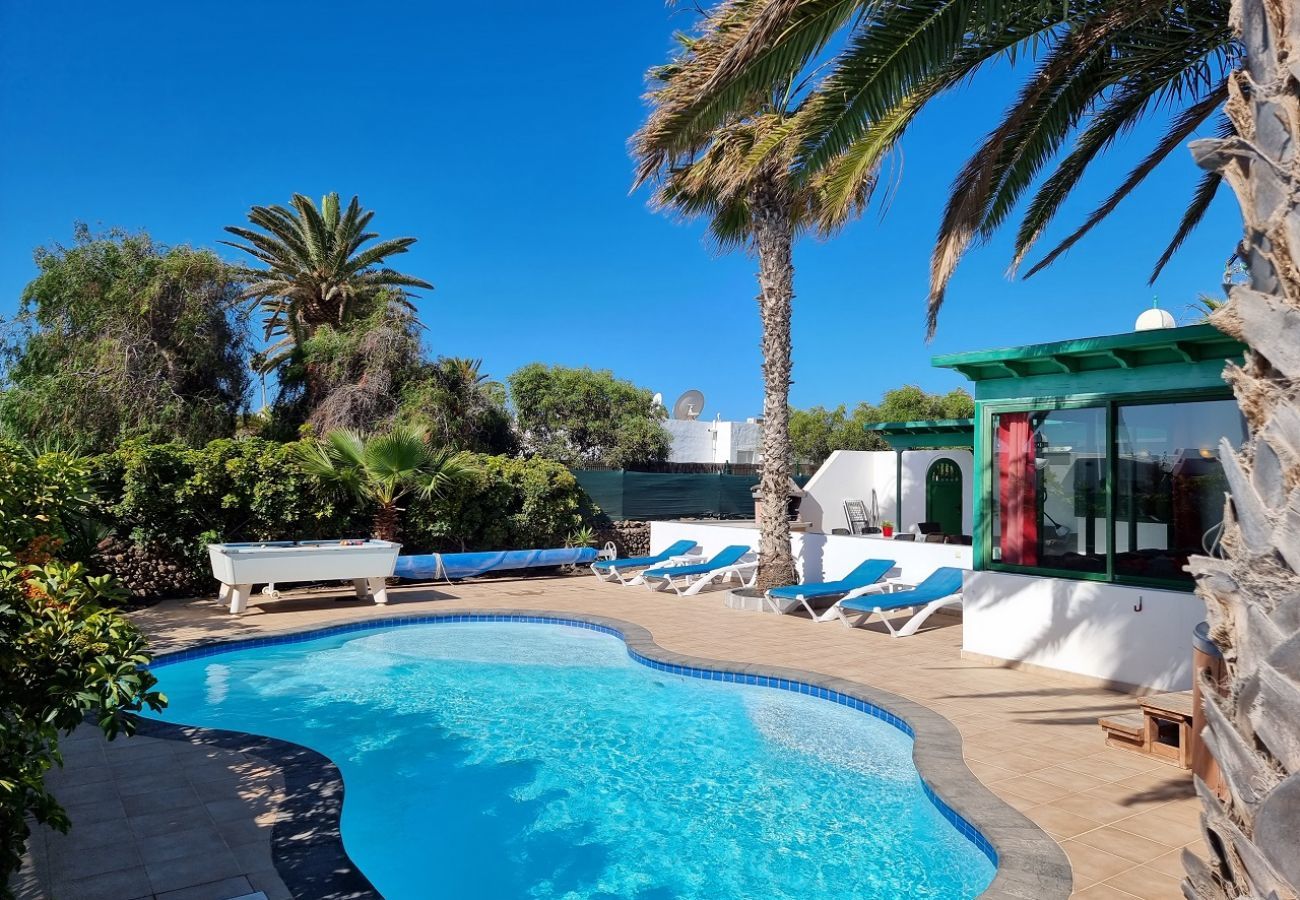 Villa Elsa ligt op loopafstand van de haven van Playa Blanca en is perfect for families. Tuin met fijne terassen