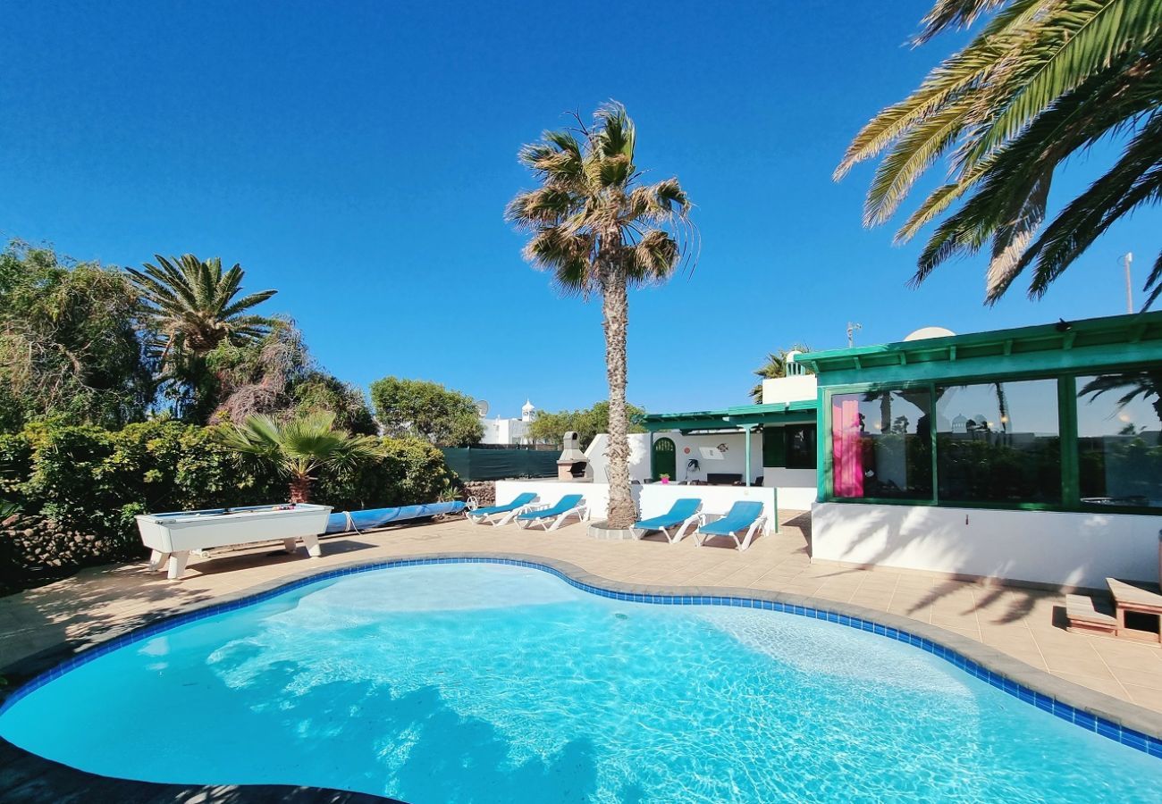 Villa Elsa ligt op loopafstand van de haven van Playa Blanca en is perfect for families. Tuin met fijne terassen