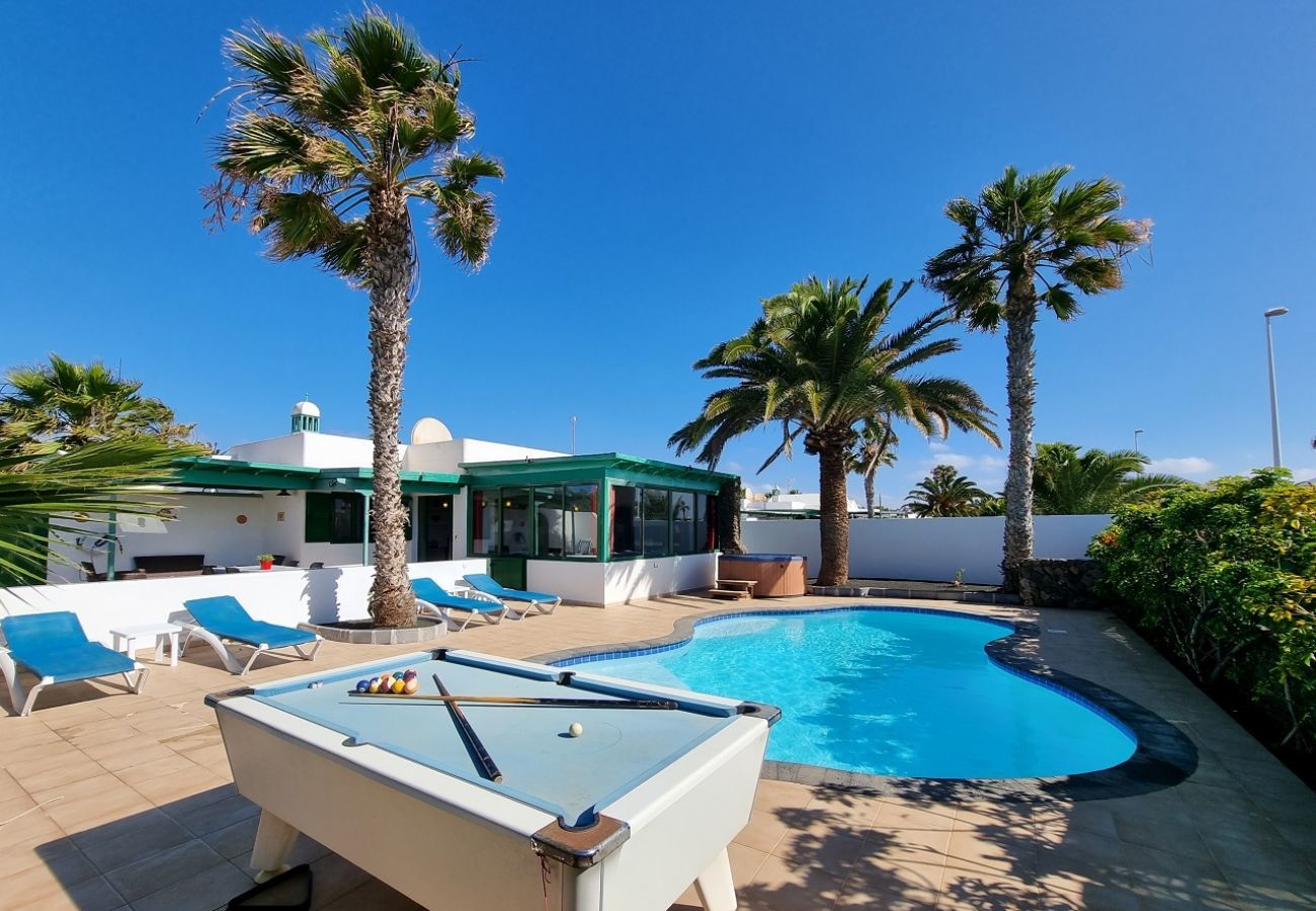 Villa Elsa ligt op loopafstand van de haven van Playa Blanca en is perfect for families. Tuin met fijne terassen