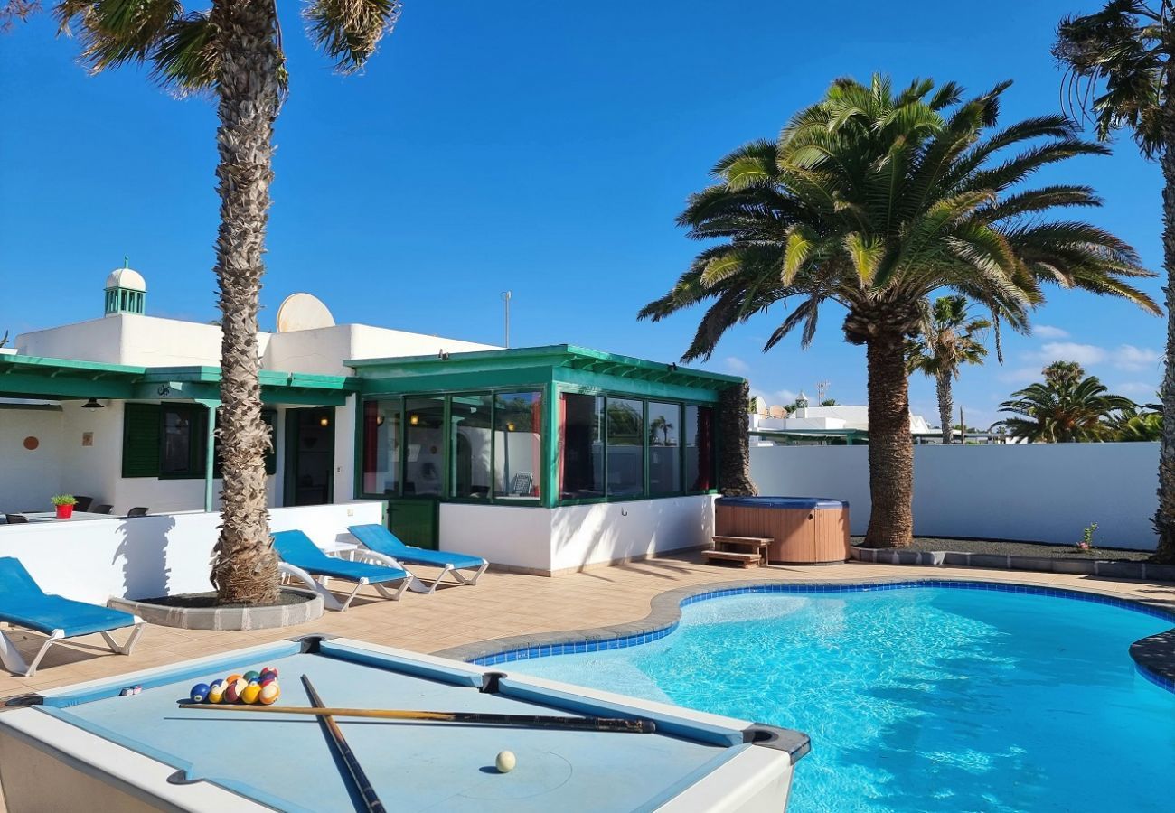 Villa Elsa ligt op loopafstand van de haven van Playa Blanca en is perfect for families. Tuin met fijne terassen