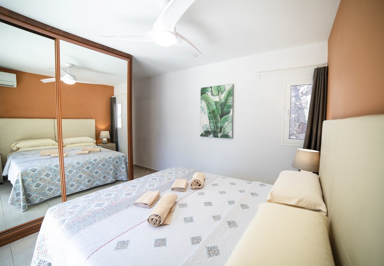 Villa Carmen is een luxe vakantiehuis voor een grote groep. Met verwarmd privé zwembad in Puerto del Carmen, Lanzarote