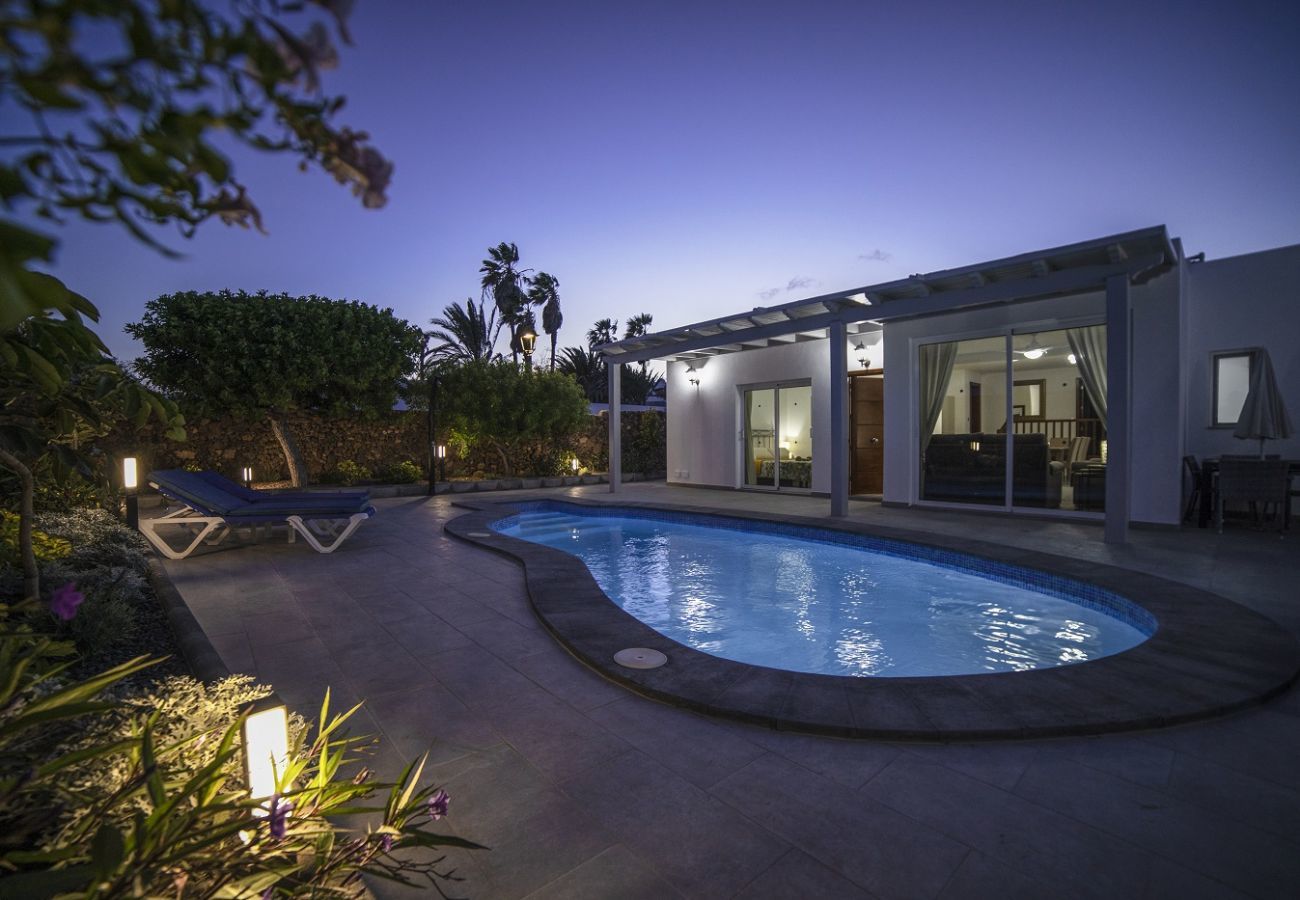 Villa Carmen is een luxe vakantiehuis voor een grote groep. Met verwarmd privé zwembad in Puerto del Carmen, Lanzarote