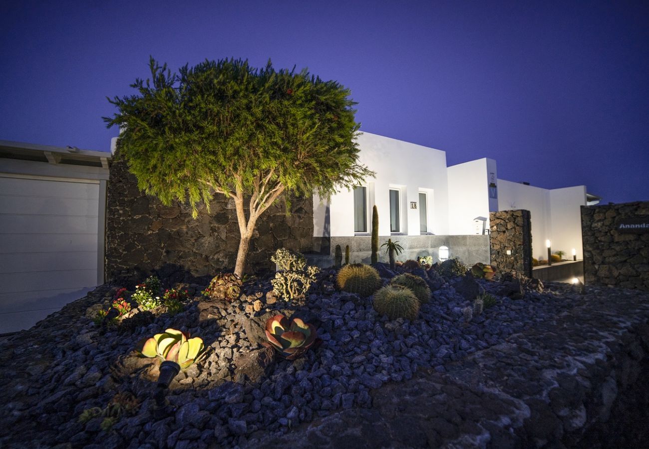 Villa Carmen is een luxe vakantiehuis voor een grote groep. Met verwarmd privé zwembad in Puerto del Carmen, Lanzarote