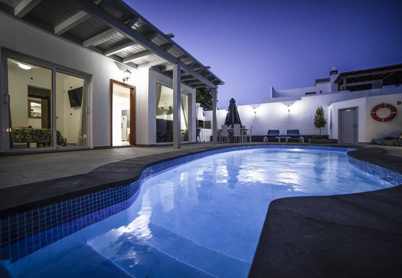 Villa Carmen is een luxe vakantiehuis voor een grote groep. Met verwarmd privé zwembad in Puerto del Carmen, Lanzarote