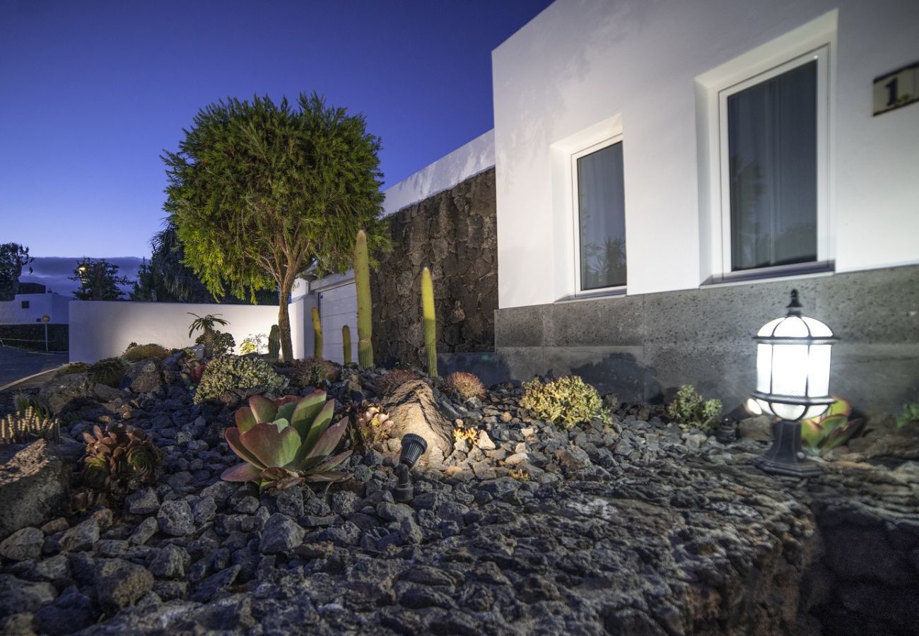 Villa Carmen is een luxe vakantiehuis voor een grote groep. Met verwarmd privé zwembad in Puerto del Carmen, Lanzarote