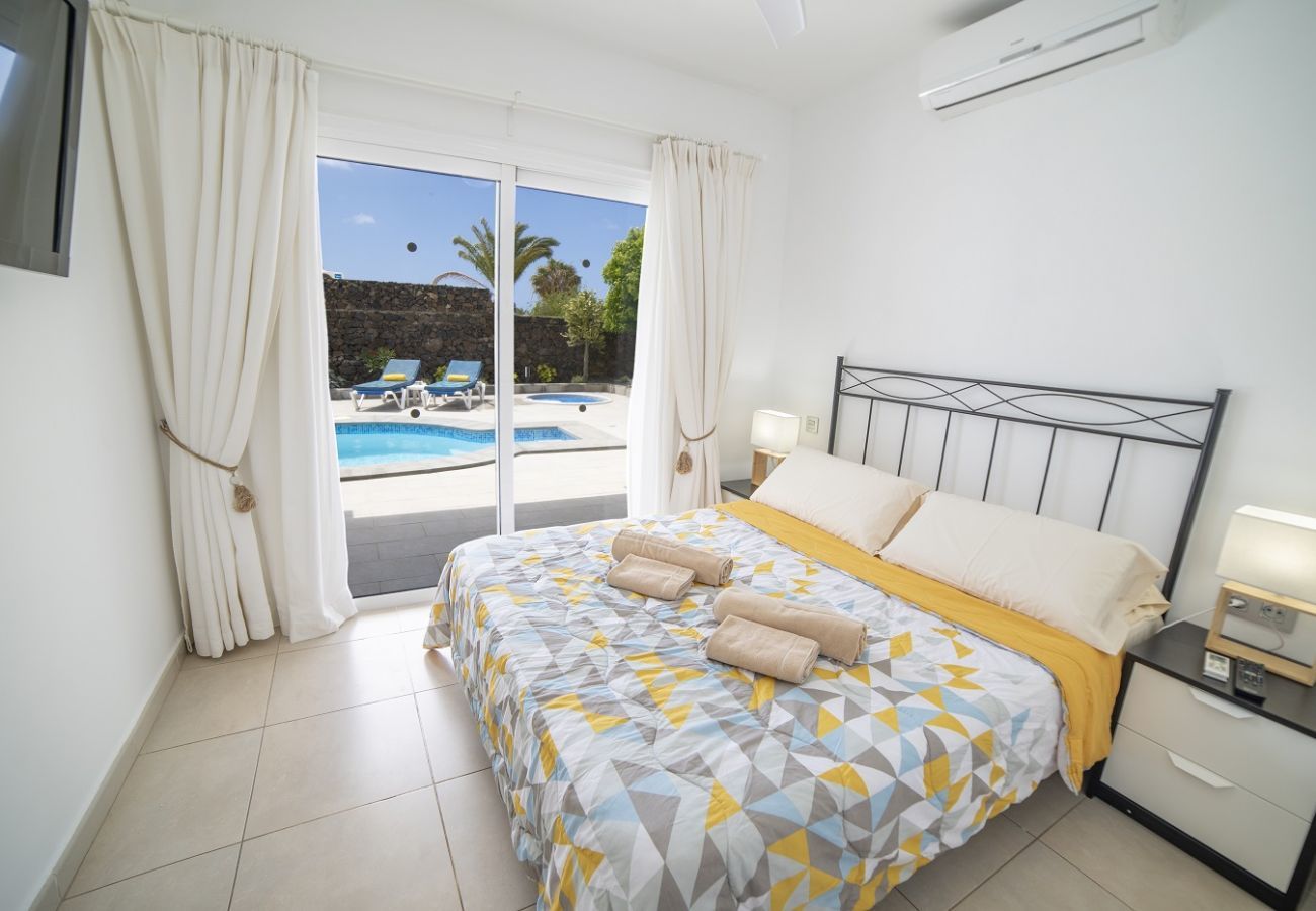 Villa Carmen is een luxe vakantiehuis voor een grote groep. Met verwarmd privé zwembad in Puerto del Carmen, Lanzarote