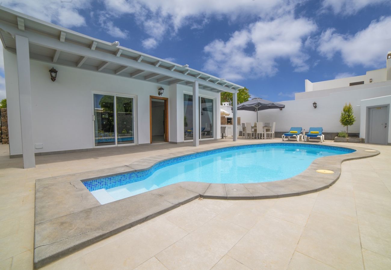 Villa Carmen is een luxe vakantiehuis voor een grote groep. Met verwarmd privé zwembad in Puerto del Carmen, Lanzarote