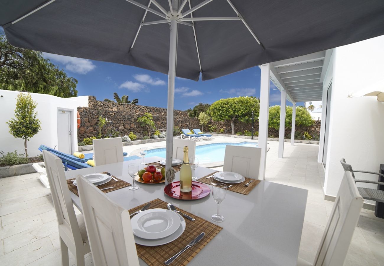 Villa Carmen is een luxe vakantiehuis voor een grote groep. Met verwarmd privé zwembad in Puerto del Carmen, Lanzarote