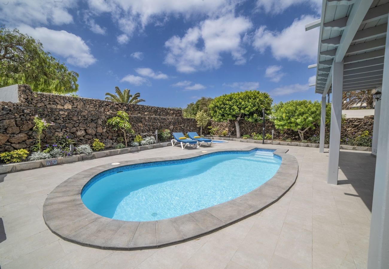 Villa Carmen is een luxe vakantiehuis voor een grote groep. Met verwarmd privé zwembad in Puerto del Carmen, Lanzarote