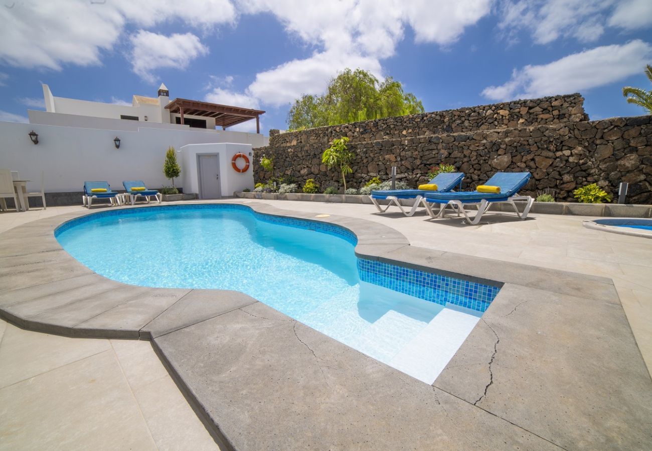 Villa Carmen is een luxe vakantiehuis voor een grote groep. Met verwarmd privé zwembad in Puerto del Carmen, Lanzarote