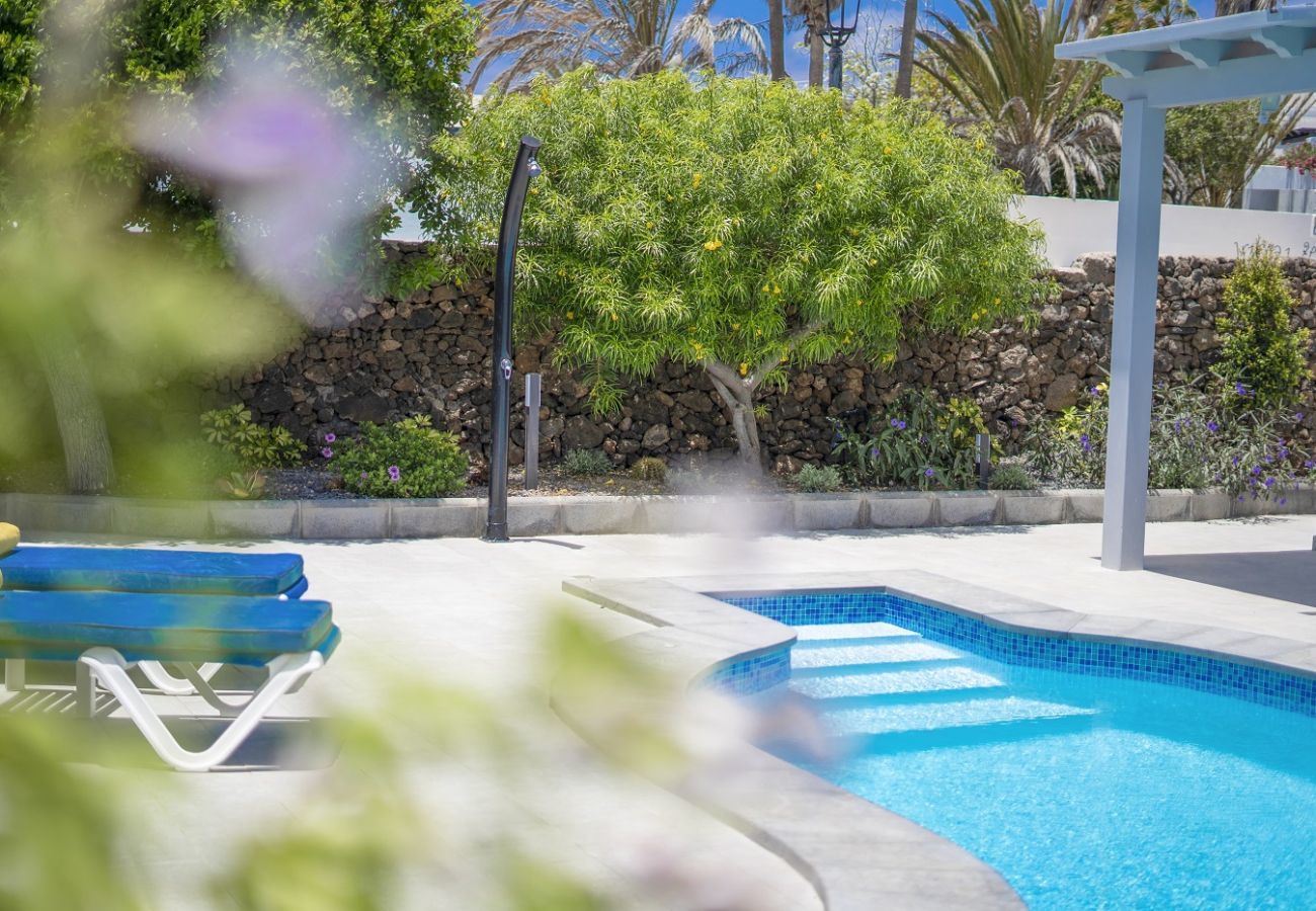 Villa Carmen is een luxe vakantiehuis voor een grote groep. Met verwarmd privé zwembad in Puerto del Carmen, Lanzarote