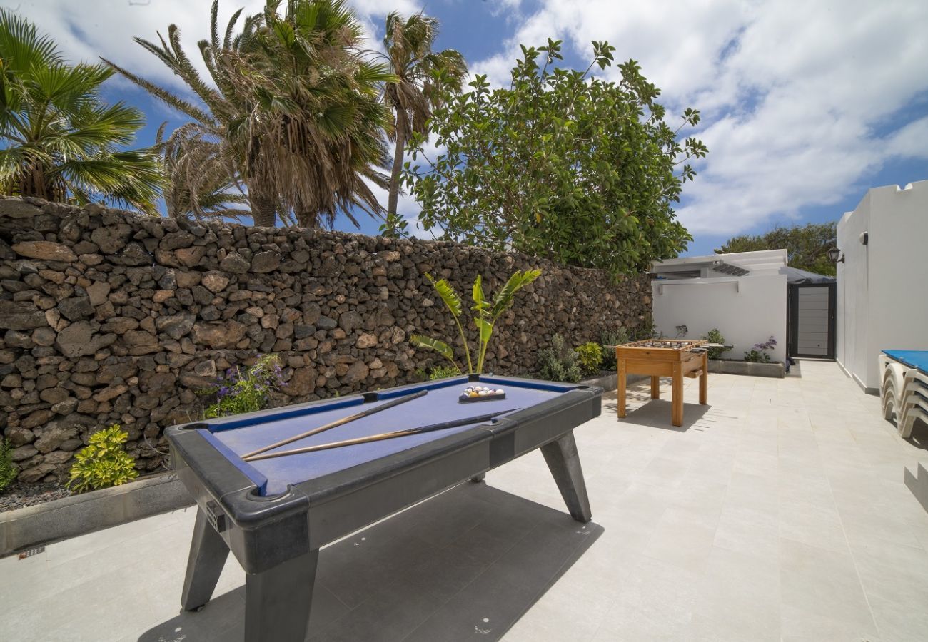 Villa Carmen is een luxe vakantiehuis voor een grote groep. Met verwarmd privé zwembad in Puerto del Carmen, Lanzarote