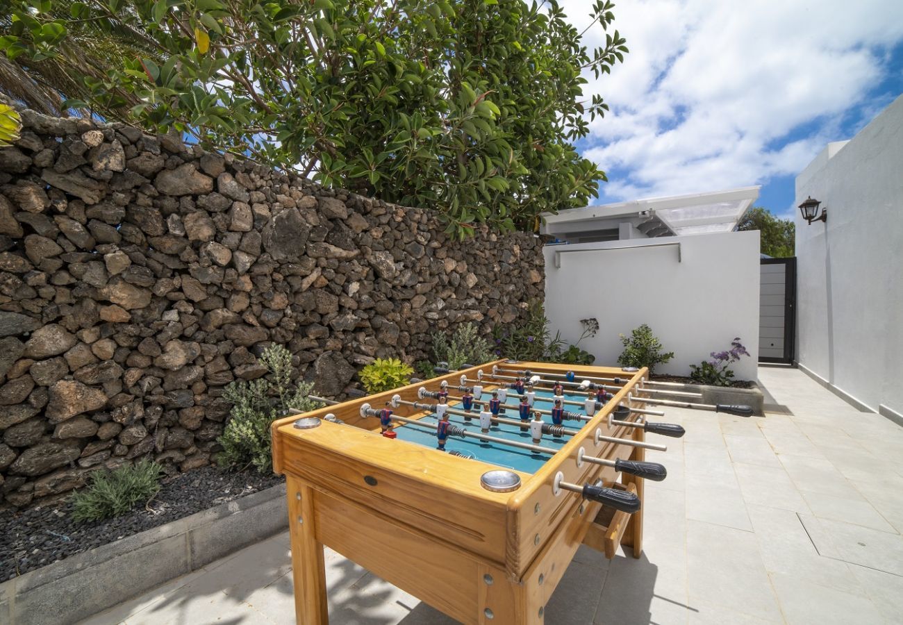 Villa Carmen is een luxe vakantiehuis voor een grote groep. Met verwarmd privé zwembad in Puerto del Carmen, Lanzarote