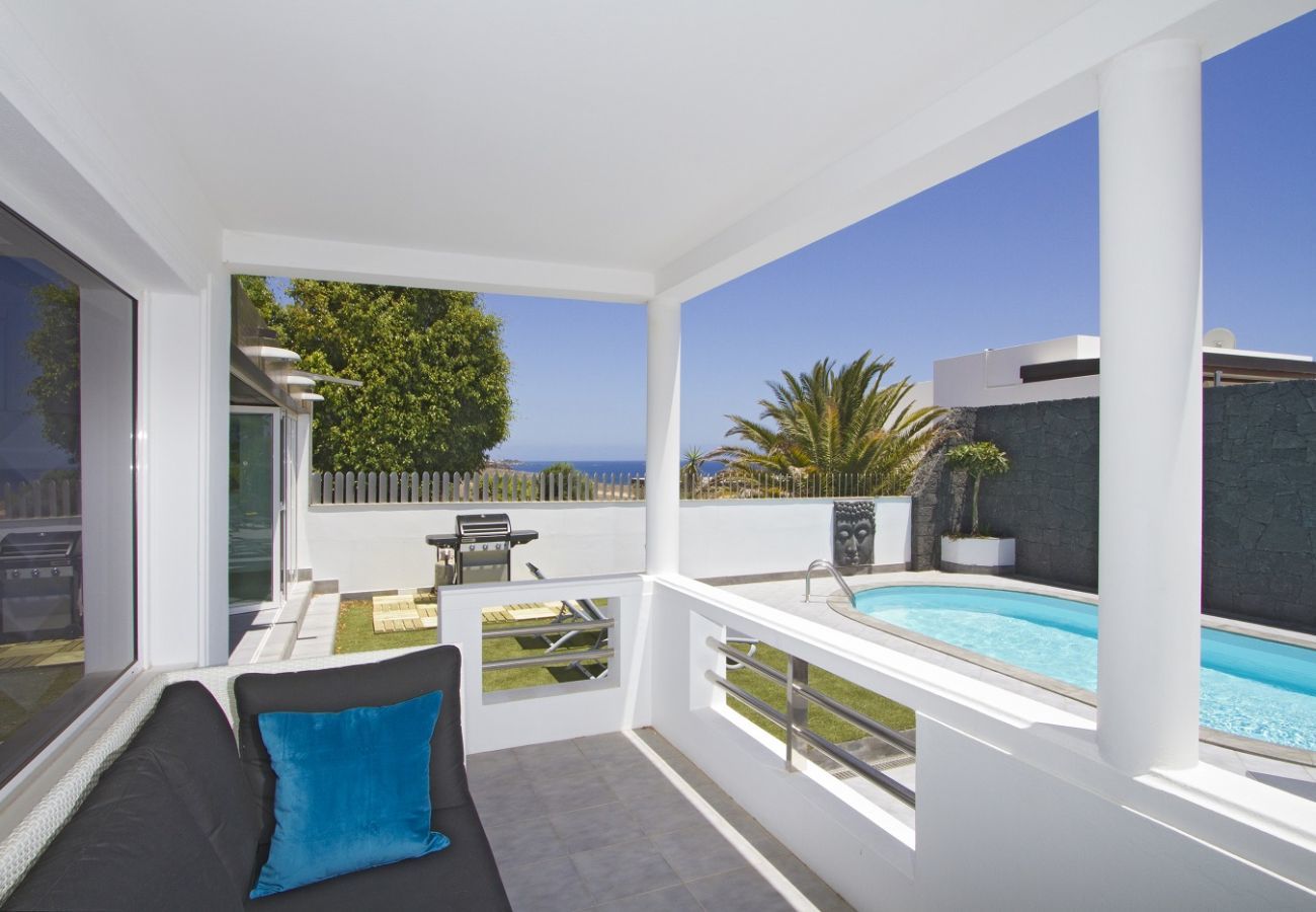 Villa Calero Marina is een modern vakantiehuis met zwembad. Loopafstand van het centrum van Puerto Calero, Lanzarote