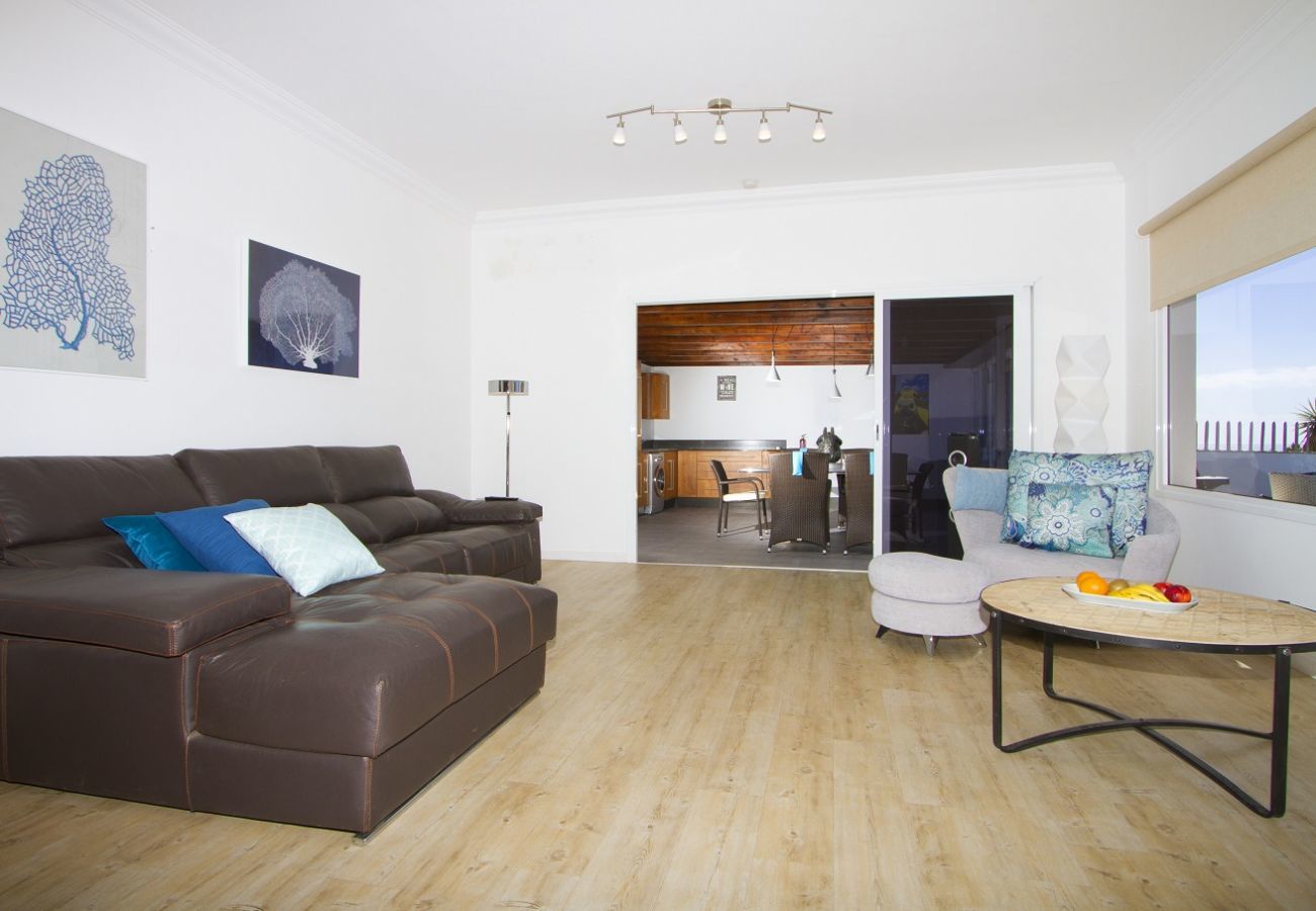 Villa Calero Marina is een modern vakantiehuis met zwembad. Loopafstand van het centrum van Puerto Calero, Lanzarote