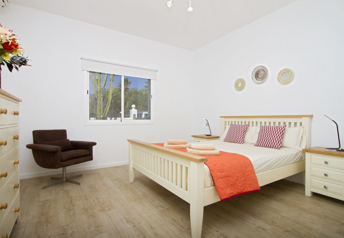 Villa Calero Marina is een modern vakantiehuis met zwembad. Loopafstand van het centrum van Puerto Calero, Lanzarote