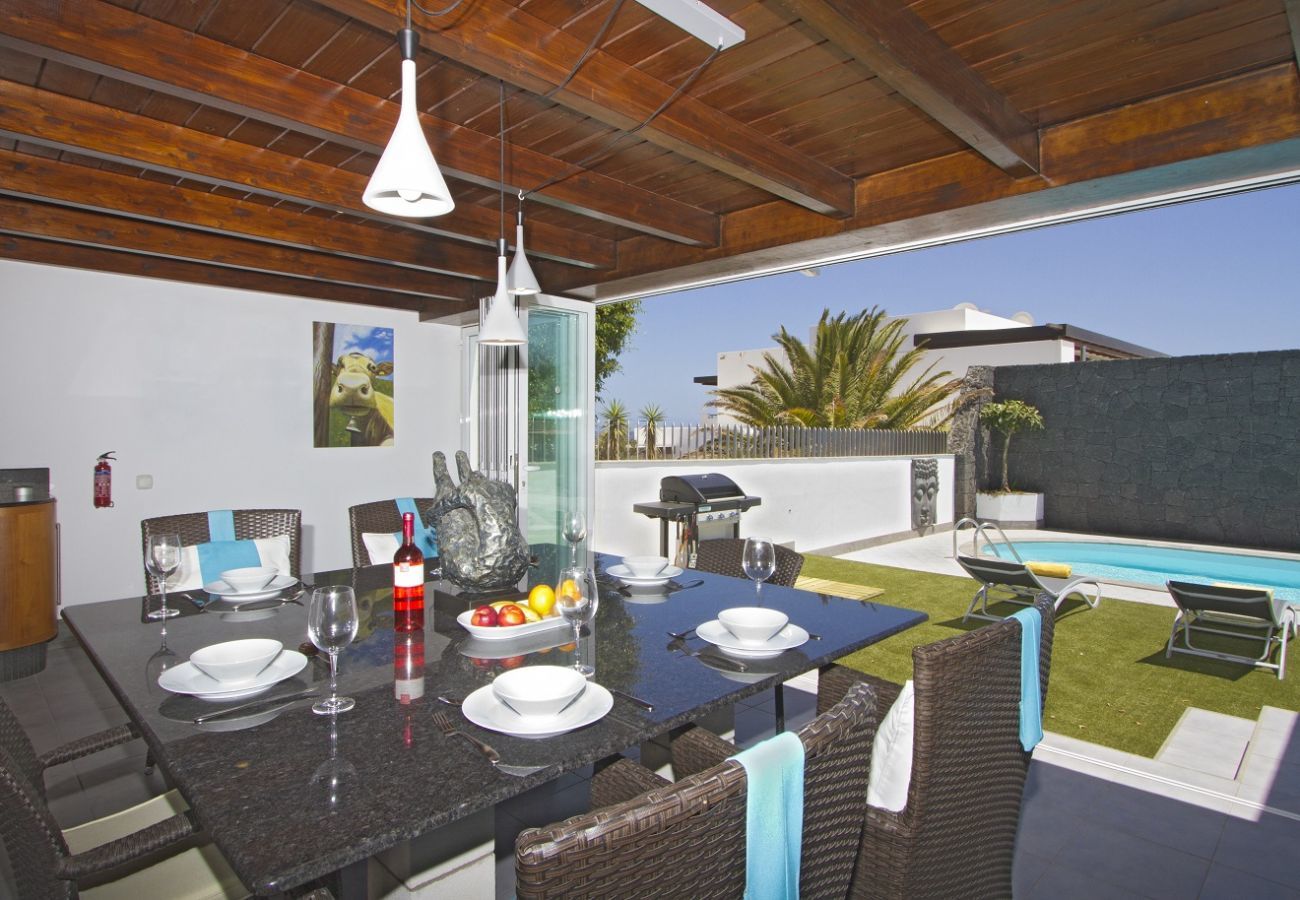 Villa Calero Marina is een modern vakantiehuis met zwembad. Loopafstand van het centrum van Puerto Calero, Lanzarote