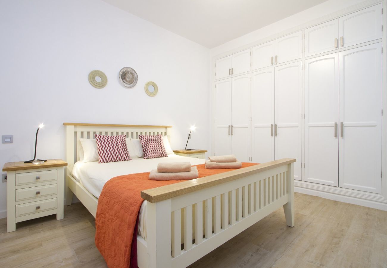 Villa Calero Marina is een modern vakantiehuis met zwembad. Loopafstand van het centrum van Puerto Calero, Lanzarote