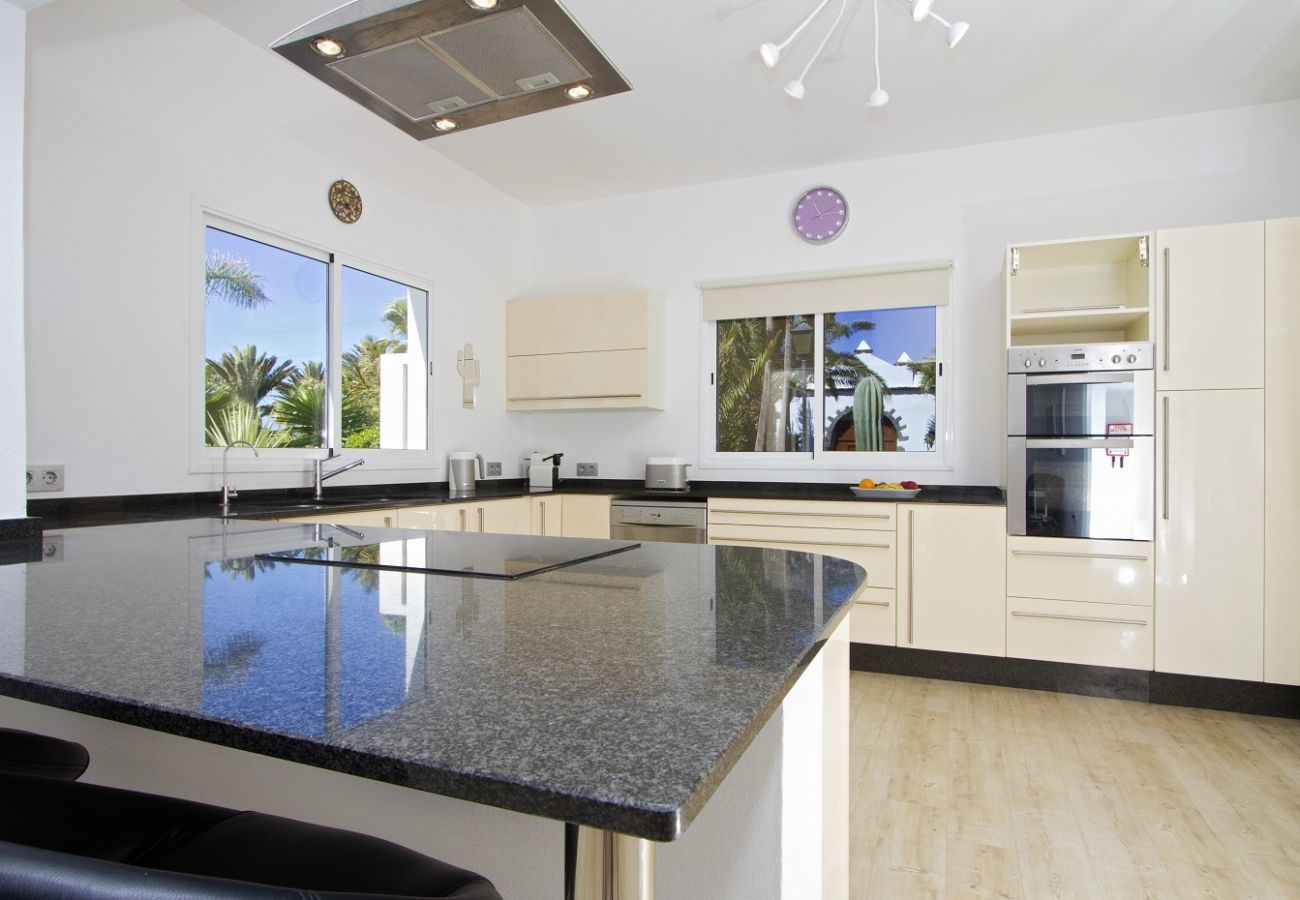 Villa Calero Marina is een modern vakantiehuis met zwembad. Loopafstand van het centrum van Puerto Calero, Lanzarote