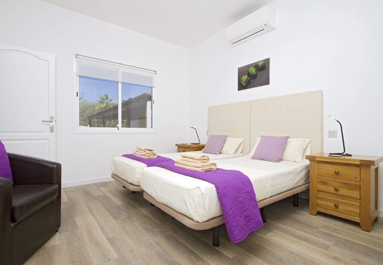 Villa Calero Marina is een modern vakantiehuis met zwembad. Loopafstand van het centrum van Puerto Calero, Lanzarote