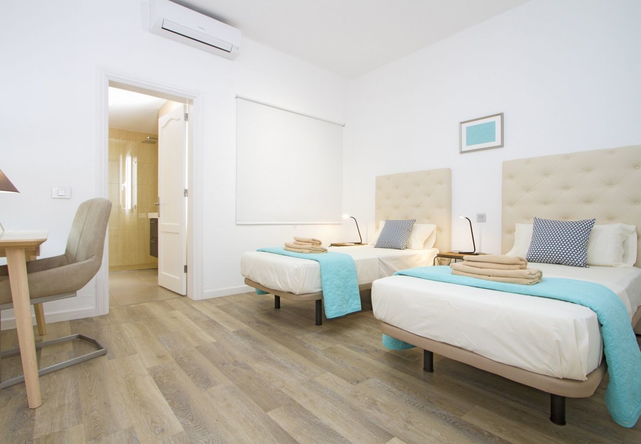 Villa Calero Marina is een modern vakantiehuis met zwembad. Loopafstand van het centrum van Puerto Calero, Lanzarote